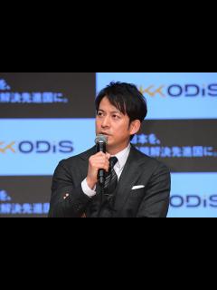 [x]写真：岡田准一 意外な悩みを告白「気を使われて楽屋から誰もいなくなってる」「めっちゃさびしい」 | 東スポWEB