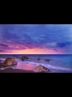 [x][フリー写真] 浜辺の岩と夕暮れの海の風景でアハ体験 - GAHAG | 著作権フリー写真・イラスト素材集