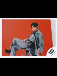 [x]駿河屋 - 岡田准一/横型・膝上/岡田准一 「ポートレートシリーズ」オリジナルフォト/公式生写真（男性生写真）