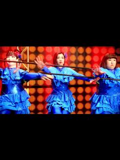 [x]3時のヒロイン、真面目顔で分身人形ダンス披露 郷ひろみのバックダンサーに にしたんクリニック新CM「分身人形」編 - YouTube