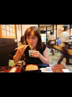[x]【日本食と外国人】寿司より蕎麦が食べたいというアメリカ人の娘3人にあるものが差し出されると「これは一体なに？」 その後、とった行動wwニッポン ...