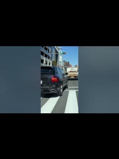 [x]タクシーが客下ろしの為に駐停車禁止の交差点内に緊急停車したのを避けようとした車両を妨害して割り込ませないように進路妨害する撮影車は免許返納やろ ...