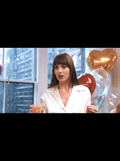 [x]ダコタ・ジョンソン、クリス・マーティンとの破局の原因を語る。「子どもを欲しがらない」など年齢差も問題に｜ハーパーズ バザー（Harper's ...